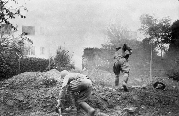 Великая Отечественная война 1941—1945 гг. Советская Армия ведет бои на территории фашисткой Германии. Штеттинско-Ростокская операция в рамках Берлинской наступательной операции, 16 апреля — 8 мая 1945 г. Бой за город Росток Великая Отечественная война 1941—1945 гг. Советская Армия ведет бои на территории фашисткой Германии. Штеттинско-Ростокская операция в рамках Берлинской наступательной операции, 16 апреля — 8 мая 1945 г. Бой за город Росток