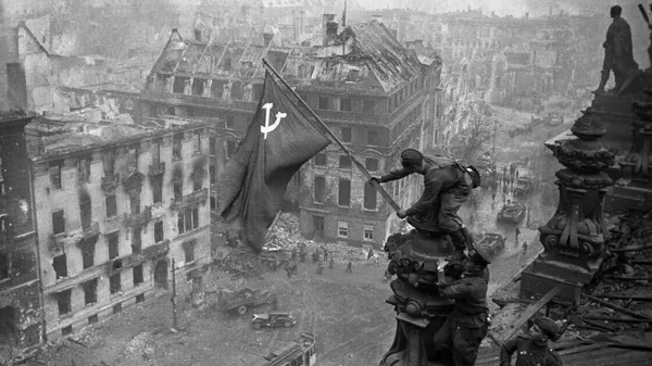 Знамя Победы на здании Рейхстага в Берлине