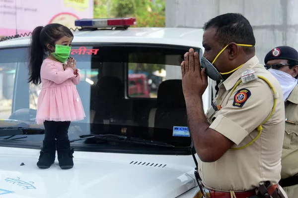 Самая маленькая в мире женщина Джиоти Амге приветствует сотрудника полиции, призывая граждан оставаться в своих домах в Нагпуре