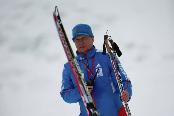 Валерий Польховский наблюдает за ходом гонки Валерий Польховский наблюдает за ходом гонки