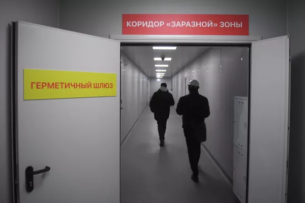 Коридор заразной зоны в инфекционном центре в Новой Москве
