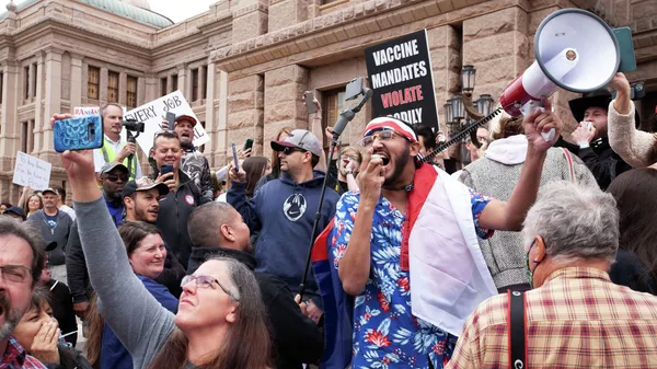 Участники акции протеста против карантина в Остине штата Техас
