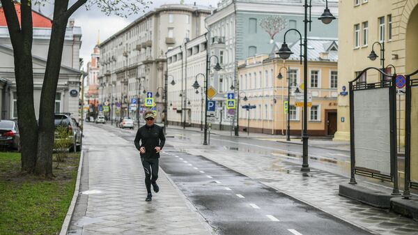 Мужчина во время пробежки по Пятницкой улице в Москве