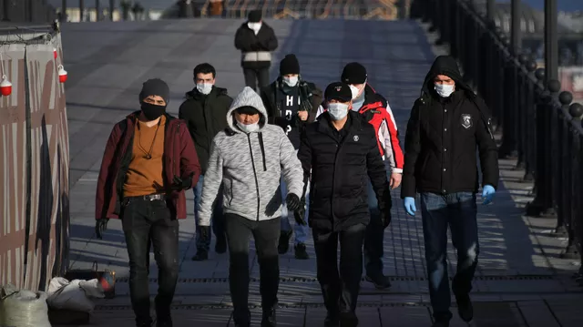 Пешеходы на Патриаршем мосту в Москве Пешеходы на Патриаршем мосту в Москве - РИА Новости, 1920, 08.04.2021