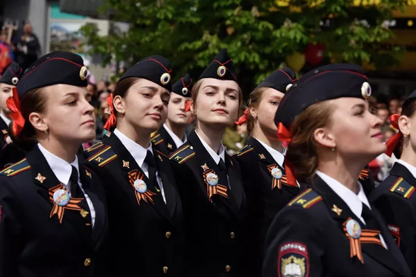 Девушки-курсанты во время военного парада, посвященного 72-й годовщине Победы в Великой Отечественной войне 1941-1945 годов, в Симферополе Девушки-курсанты во время военного парада, посвященного 72-й годовщине Победы в Великой Отечественной войне 1941-1945 годов, в Симферополе
