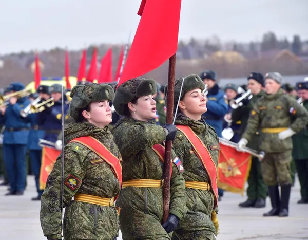 Знаменная группа во время репетиции парада Победы на военном полигоне Алабино Знаменная группа во время репетиции парада Победы на военном полигоне Алабино