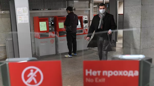Пассажир у турникета на станции метро Сходненская в Москве Пассажир у турникета на станции метро Сходненская в Москве