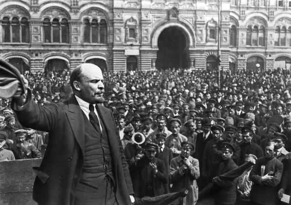 Владимир Ильич Ленин произносит речь в день празднования второй годовщины войск Всевобуча на Красной площади в Москв Владимир Ильич Ленин произносит речь в день празднования второй годовщины войск Всевобуча на Красной площади в Москв