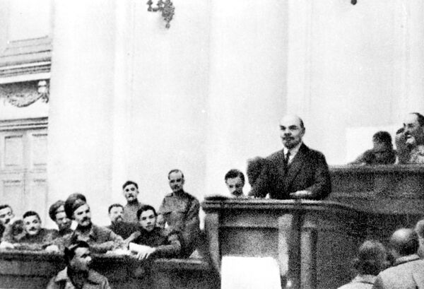 Владимир Ильич Ленин выступает в зале заседаний Таврического дворца на совещании большевиков с докладом о войне и революции. 1917 год Владимир Ильич Ленин выступает в зале заседаний Таврического дворца на совещании большевиков с докладом о войне и революции. 1917 год