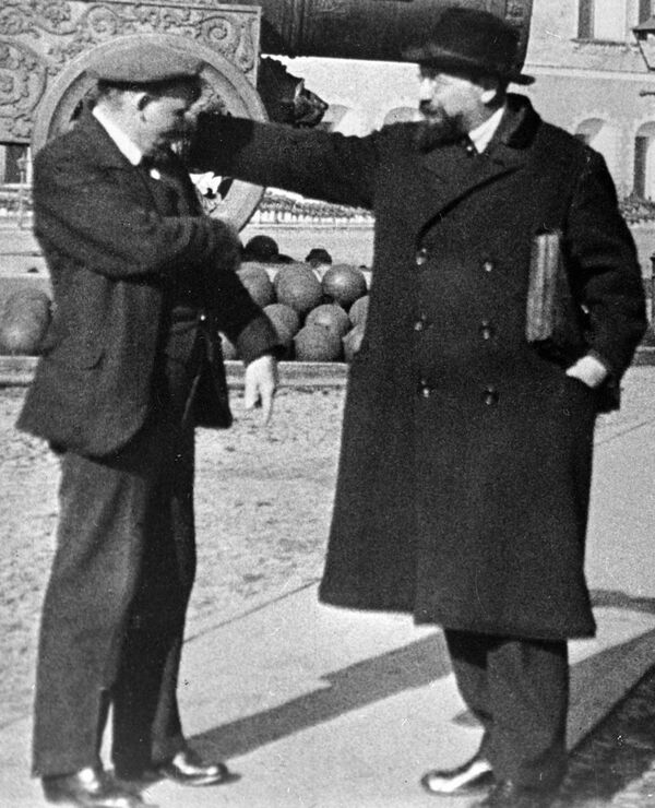 Владимир Ильич Ленин и Владимир Дмитриевич Бонч-Бруевич на прогулке во дворе Кремля Владимир Ильич Ленин и Владимир Дмитриевич Бонч-Бруевич на прогулке во дворе Кремля