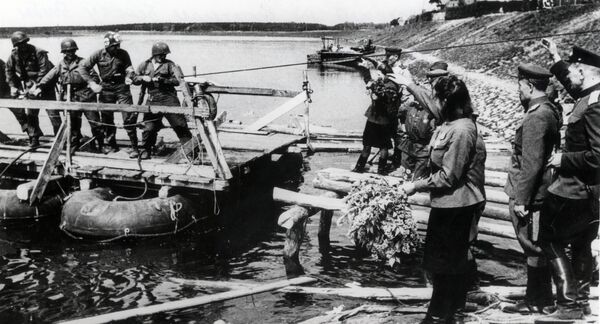 Встреча советских и американских солдат на Эльбе Встреча советских и американских солдат на Эльбе