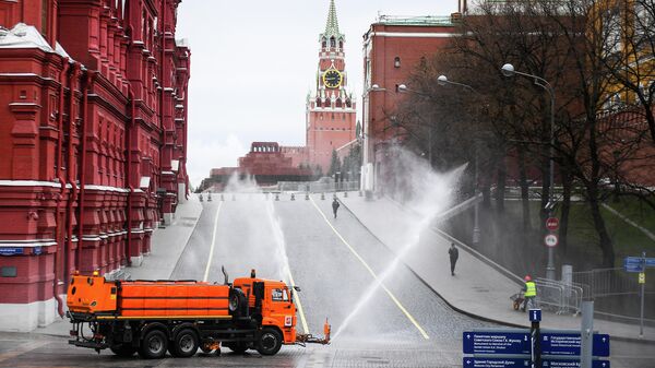 Автомобиль коммунальных служб дезинфицирует дороги и тротуары у Красной площади в Москве Автомобиль коммунальных служб дезинфицирует дороги и тротуары у Красной площади в Москве
