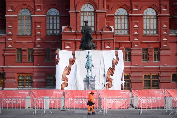 Памятник маршалу Георгию Жукову на Манежной площади в Москве Памятник маршалу Георгию Жукову на Манежной площади в Москве