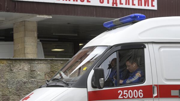 Автомобиль скорой помощи у приемного покоя Покровской больницы в Санкт-Петербурге Автомобиль скорой помощи у приемного покоя Покровской больницы в Санкт-Петербурге