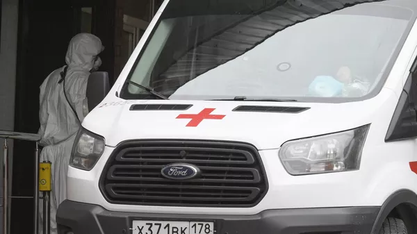 Автомобиль скорой помощи у приемного покоя Покровской больницы в Санкт-Петербурге