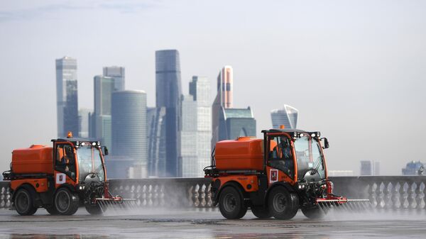 Автомобили коммунальных служб дезинфицируют дороги и тротуары в центре Москвы Автомобили коммунальных служб дезинфицируют дороги и тротуары в центре Москвы