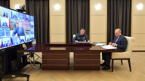 Президент РФ Владимир Путин и министр РФ по делам гражданской обороны, чрезвычайным ситуациям и ликвидации последствий стихийных бедствий Евгений Зиничев во время совещания о ситуации с паводками и пожарами в регионах Президент РФ Владимир Путин и министр РФ по делам гражданской обороны, чрезвычайным ситуациям и ликвидации последствий стихийных бедствий Евгений Зиничев во время совещания о ситуации с паводками и пожарами в регионах