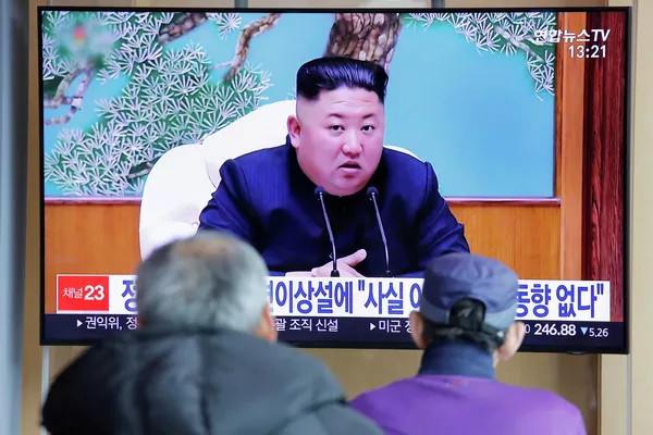 Жители Южной Кореи смотрят репортаж о лидере Северной Кореи Ким Чен Ыне в Сеуле. 21 апреля 2020 