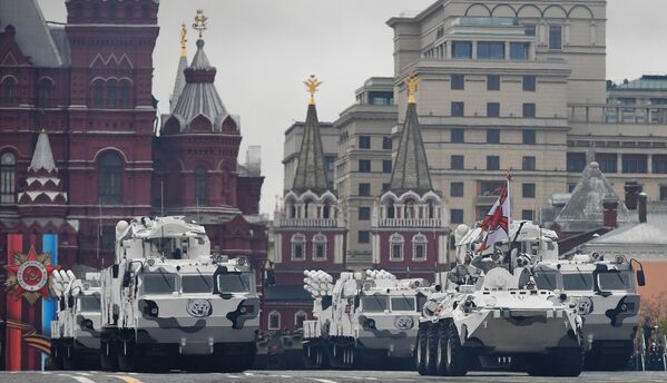 Зенитно-ракетный комплекс Тор М2 и зенитный ракетно-пушечный комплекс Панцирь-СА на базе вездехода ДТ-30 на военном параде на Красной площади, посвященном 72-й годовщине Победы в Великой Отечественной войне 1941-1945 годов Зенитно-ракетный комплекс Тор М2 и зенитный ракетно-пушечный комплекс Панцирь-СА на базе вездехода ДТ-30 на военном параде на Красной площади, посвященном 72-й годовщине Победы в Великой Отечественной войне 1941-1945 годов