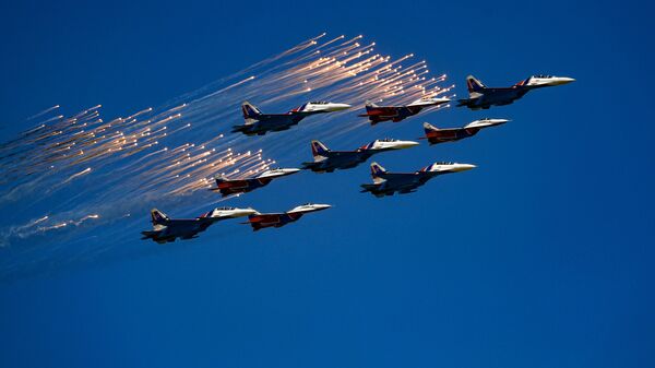 Многоцелевые истребители Су-30СМ пилотажной группы Русские Витязи и МиГ-29 пилотажной группы Стрижи во время воздушной части военного парада, посвященного 73-й годовщине Победы в Великой Отечественной войне 1941-1945 годов Многоцелевые истребители Су-30СМ пилотажной группы Русские Витязи и МиГ-29 пилотажной группы Стрижи во время воздушной части военного парада, посвященного 73-й годовщине Победы в Великой Отечественной войне 1941-1945 годов
