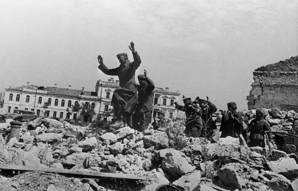Пленные немцы на развалинах Севастополя около Графской пристани