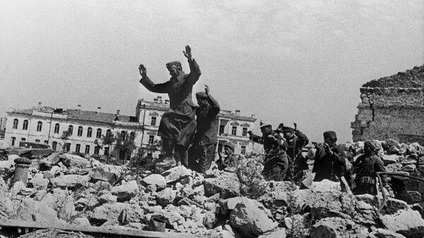 Пленные немцы на развалинах Севастополя около Графской пристани Пленные немцы на развалинах Севастополя около Графской пристани