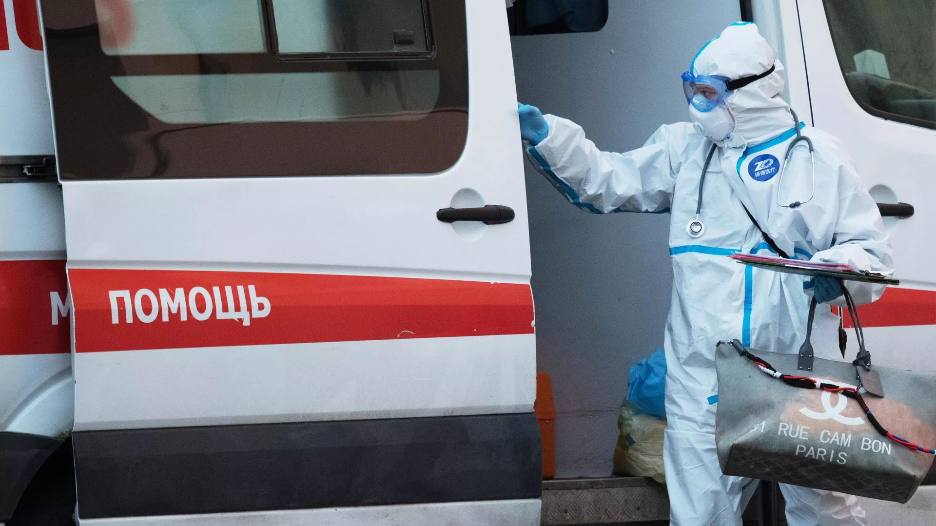Бригада скорой медицинской помощи доставила пациента в карантинный центр в Коммунарке Бригада скорой медицинской помощи доставила пациента в карантинный центр в Коммунарке - РИА Новости, 1920, 20.09.2020