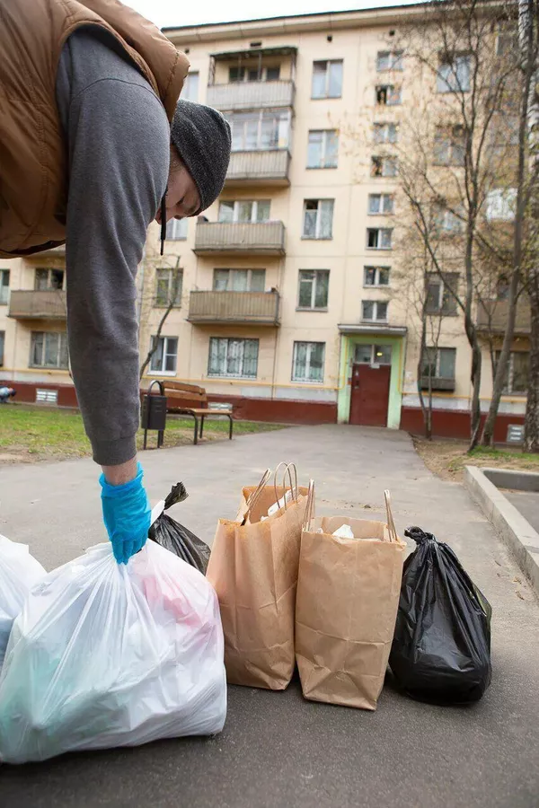Раздача волонтерами фонда Дом доброты продуктовых наборов нуждающимся в Москве Раздача волонтерами фонда Дом доброты продуктовых наборов нуждающимся в Москве