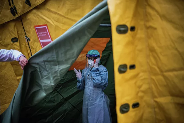 Медицинский работник в палатке для тестирования на коронавирус COVID-19 в Стокгольме, Швеция