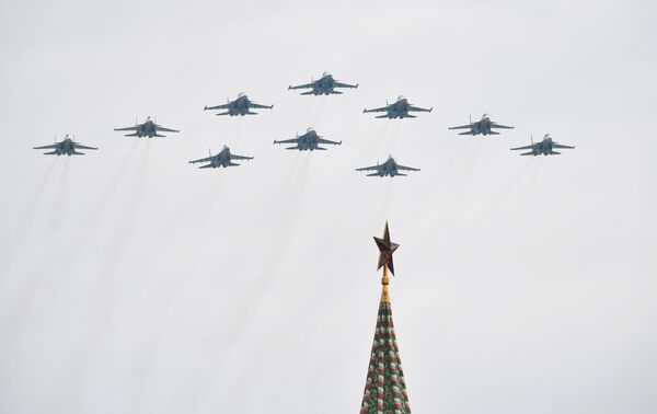 Истребители МиГ-29 и Су-30СМ на репетиции воздушной части парада Победы в Москве Истребители МиГ-29 и Су-30СМ на репетиции воздушной части парада Победы в Москве