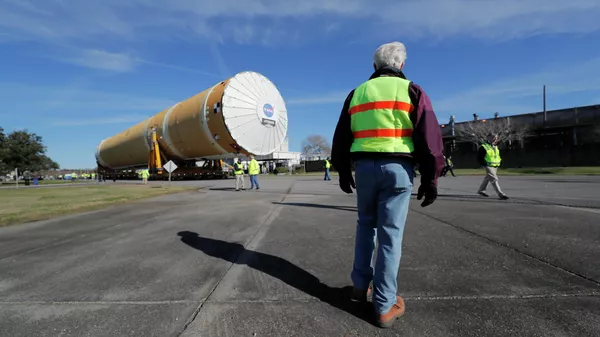 Центральный блок ракеты SLS космической программы Артемида в производственном центре НАСА в Новом Орлеане готовится к отправке в центр НАСА имени Джона Стениса для тестирования