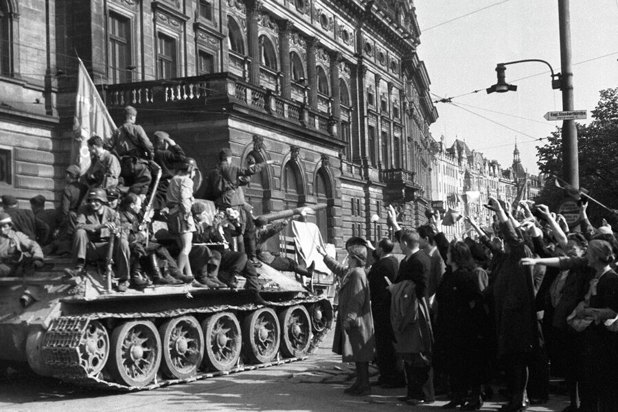 Жители Праги приветствуют советские войска. 9 Мая 1945 года Жители Праги приветствуют советские войска. 9 Мая 1945 года