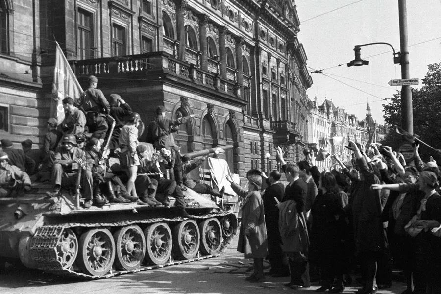 Жители Праги приветствуют советские войска. 9 Мая 1945 года Жители Праги приветствуют советские войска. 9 Мая 1945 года