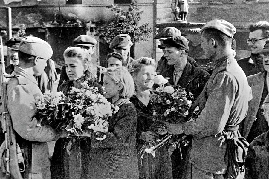 Начало мая 1945 года – в результате Пражской наступательной операции советские войска освободили Чехословакию. Жители встречает цветами советских воинов Начало мая 1945 года – в результате Пражской наступательной операции советские войска освободили Чехословакию. Жители встречает цветами советских воинов