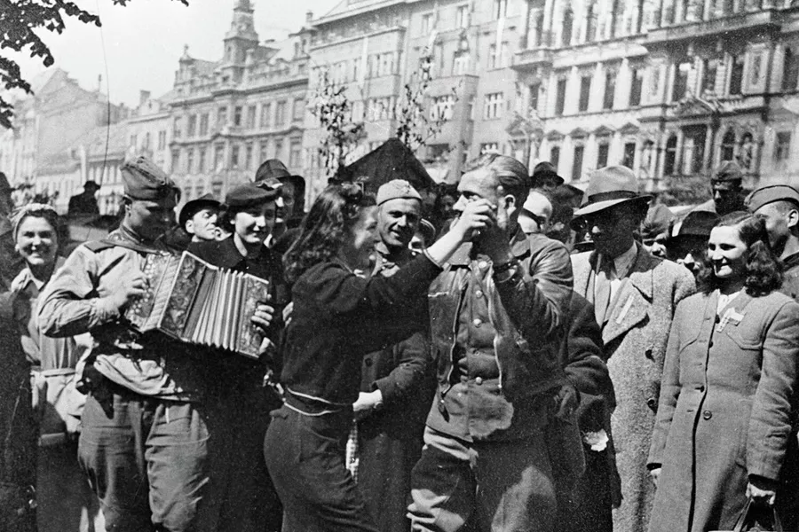 Советские воины и жители города празднуют освобождение Праги на Вацлавской площади Советские воины и жители города празднуют освобождение Праги на Вацлавской площади