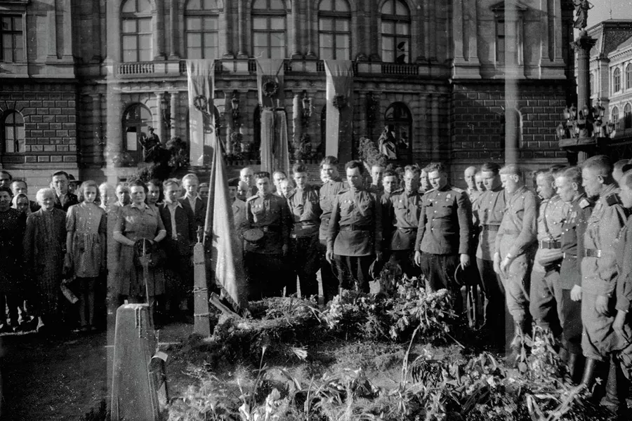 Советские солдаты и офицеры стоят у могилы советских танкистов, погибших при освобождении Праги. Советские солдаты и офицеры стоят у могилы советских танкистов, погибших при освобождении Праги.