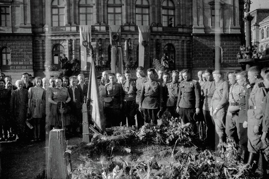 Советские солдаты и офицеры стоят у могилы советских танкистов, погибших при освобождении Праги. Советские солдаты и офицеры стоят у могилы советских танкистов, погибших при освобождении Праги.