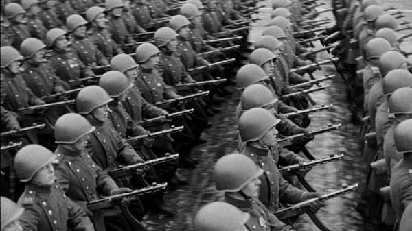 Кадр из документального фильма Парад 1945 года