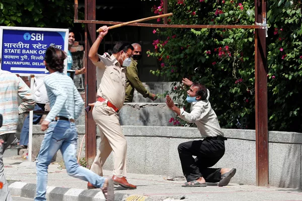 Полиция избивает мужчину, нарушевшего социальную дистанцию в Дели 