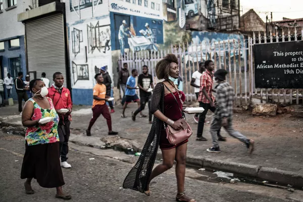 Жители района Ква Май Май КБ идут в место раздачи продовольствия, Йоханнесбург