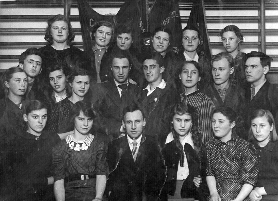 Выпускники 9-го класса школы №116 Советского района г. Москвы. Во втором ряду справа – Илья Горман. Москва, июнь 1941 г. Выпускники 9-го класса школы №116 Советского района г. Москвы. Во втором ряду справа – Илья Горман. Москва, июнь 1941 г.