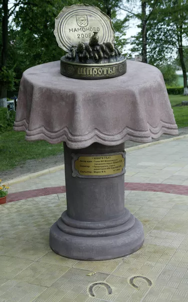 Памятник Балтийским шпротам в городе Мамоново на берегу Калининградского залива