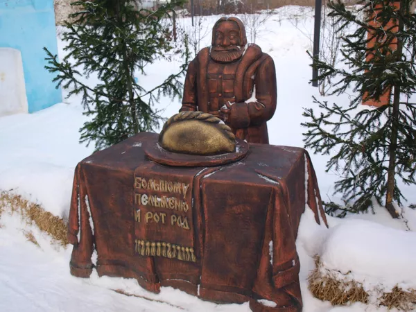 Памятник пельменю в Миассе, Челябинская область
