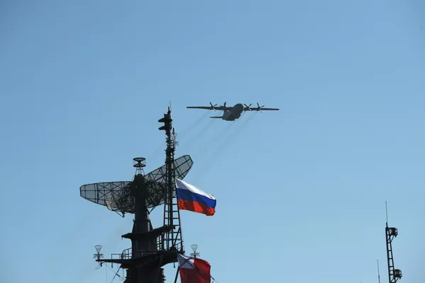 Военно-транспортный самолет Ан-12 во время воздушного парада Победы в Санкт-Петербурге