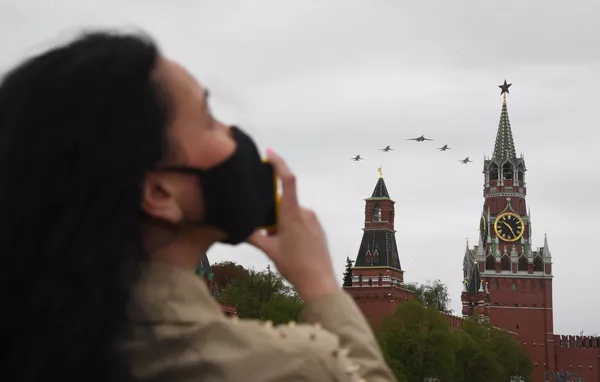 Девушка наблюдает за воздушным парадом Победы в Москве