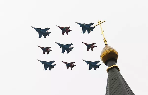 Истребители МиГ-29 и Су-30СМ пилотажных групп Русские витязи и Стрижи на воздушном параде Победы в Москве