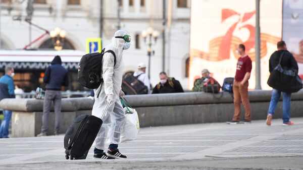 Пассажир у Ярославского вокзала в Москве Пассажир у Ярославского вокзала в Москве