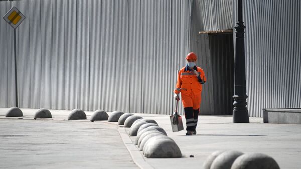 Сотрудница коммунальных служб на одной из улиц в Москве Сотрудница коммунальных служб на одной из улиц в Москве