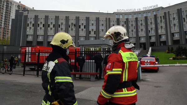 Сотрудники МЧС на месте пожара в больнице Святого Георгия в Санкт-Петербурге Сотрудники МЧС на месте пожара в больнице Святого Георгия в Санкт-Петербурге