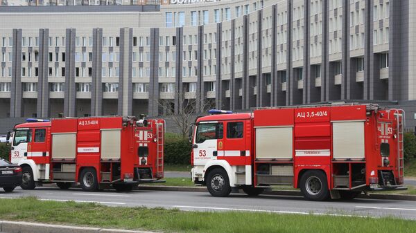 Машины противопожарной службы у больницы Святого Георгия в Санкт-Петербурге Машины противопожарной службы у больницы Святого Георгия в Санкт-Петербурге